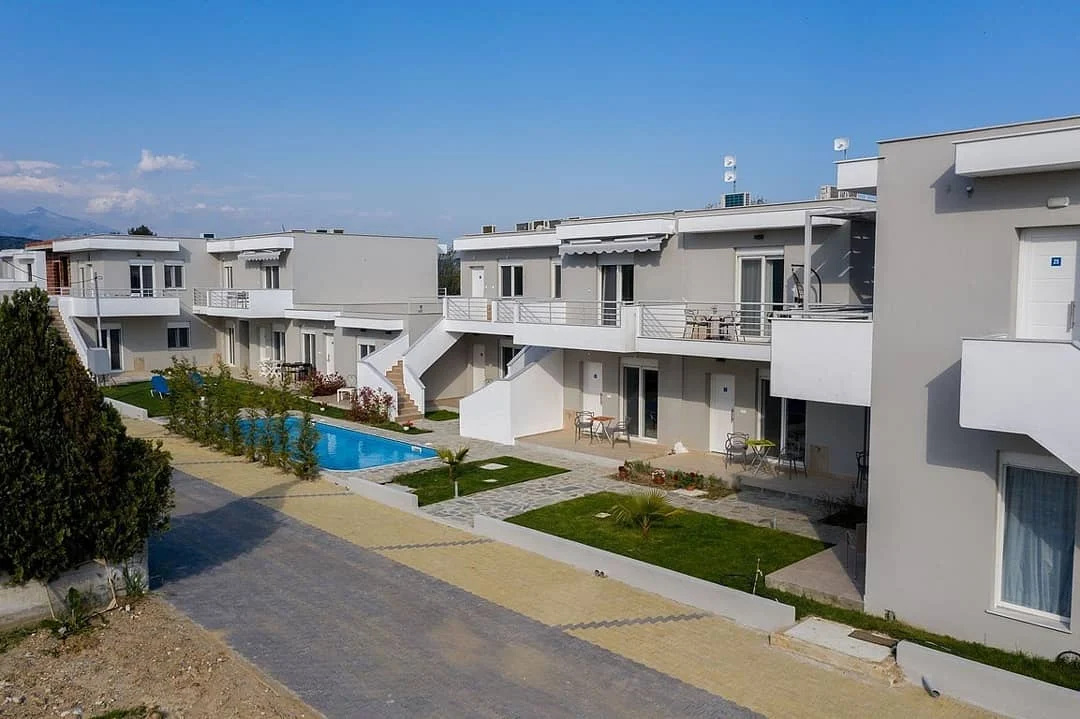 Συγκρότημα κατοικιών με διαμορφωμένους εξωτερικούς χώρους και πισίνα, από το εταιρικό αρχείο